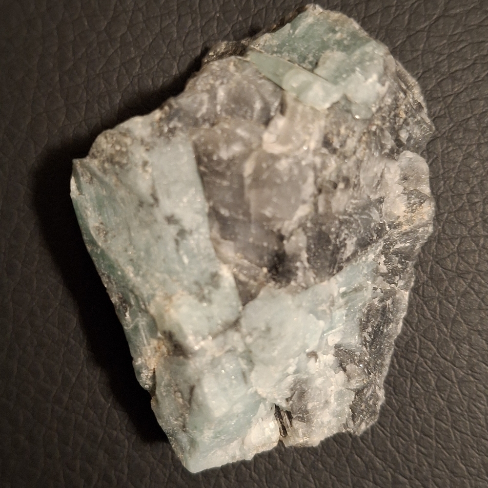 Emerald Crystal in Marix - Picture 1 of 3